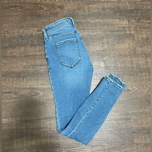 Abercrombie & Fitch - The Super Skinny Mid Rise Jean